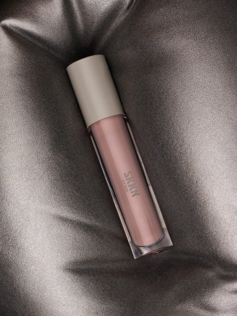 SKKN's tweet image. Cushiony color ✨

With every swipe, our Lip Gloss hydrates, smooths, and strengthens the lip barrier—so your lips feel as good as they look.

Pictured here in shade NUDE 01.