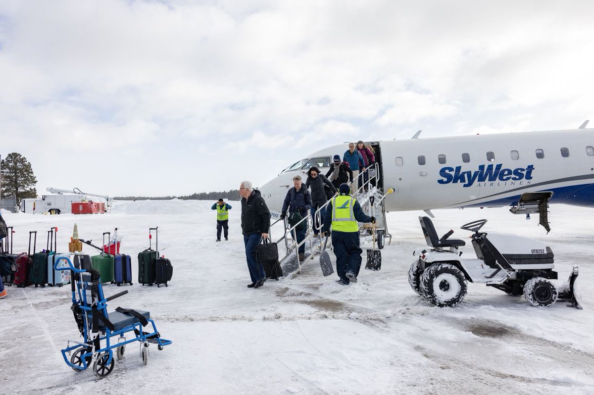 FlyFlagstaffAZ's tweet image. ❄️ More winter weather is rolling in later this evening and tomorrow! Our crew is working hard to keep the runway clear and your travel plans on track. ✈️ Check with American Airlines for the latest flight updates, or track flights anytime at flyflagstaffaz.com.