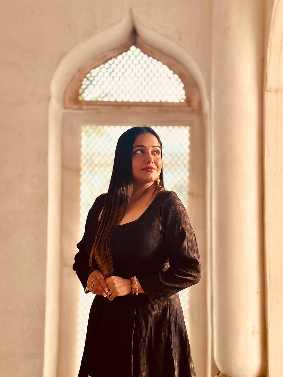 sayantani8's tweet photo. I got a pocket full of sunshine.☀️

#sunsettime #throwbackpicture #junagadh #traveldiaries https://t.co/tgC56xQGFt