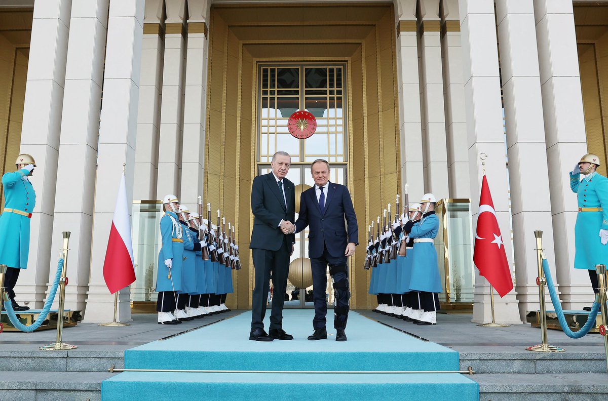 Symbolträchtig

Erdogan hilft seinem Kollegen bei den Treppen. 

Der polnische Präsident <a href="/donaldtusk/">Donald Tusk</a> zu Besuch in der Türkei.

Die EU braucht Hilfe um sich zu Verteidigen und wird die nächsten Wochen öfter bei <a href="/RTErdogan/">Recep Tayyip Erdoğan</a> vorsprechen müssen.

#Nato #Türkei #Polen #EU