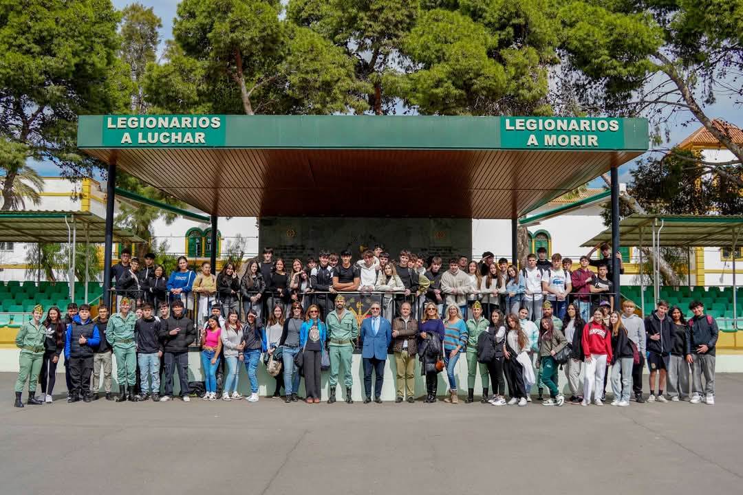 FUTER_ET's tweet photo. La Brigada de #lalegion se suma al 'Tour del Talento' en apoyo al fomento de la Cultura de Defensa, colaborando en unas  jornadas de convivencia para jóvenes de la provincia, organizadas por la Fundación Princesa de Girona y el Ayuntamiento de Almería.
#SomostuEjército https://t.co/2SmKcSGxUE