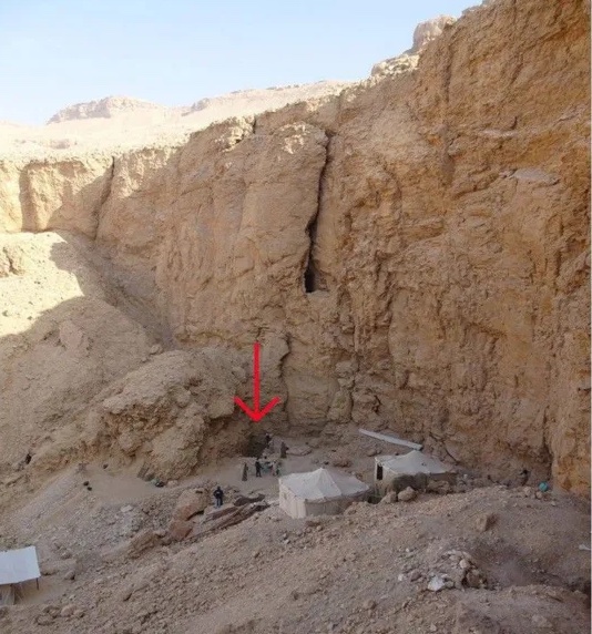 Radio3scienza's tweet image. Nessuno credeva potesse appartenere a un #faraone. Ma il cielo stellato dipinto sul soffitto non ha lasciato dubbi. La storia della scoperta inaspettata della #tomba di #Thutmose II, con chi l'ha visitata e ha partecipato agli scavi, nella puntata di oggi! ➡️