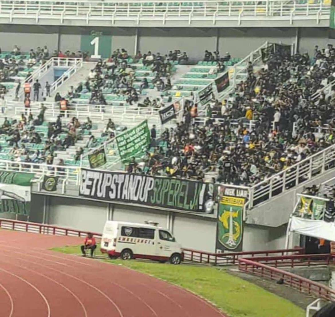 siapapun kalian yang telah membuat spanduk ini, terimakasih telah mewujudkan ide kecil saya untuk memberi dukungan moral pada teman" sleman yang lagi terpuruk sebagai wujud balas budi kami pada sleman fans yang pada waktu itu boikot match di karawang saat persebaya mati suri🫡
