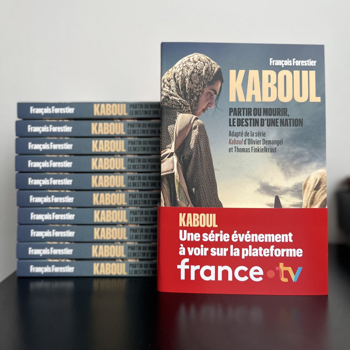 📕Kaboul-François Forestier  
En librairie le 3 avril !    

Plongez au cœur du chaos avec l’adaptation de la série qui retrace l’évacuation de Kaboul en août 2021.    
Découvrez aussi la série Kaboul, le 31/03 à 21h10 sur France2, et sur la plateforme @francetv dès le 24/03.