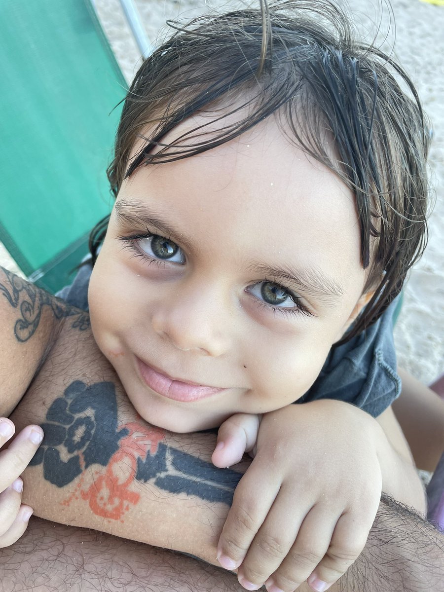 and_re_send's tweet image. antes das coisas chegarem a esse estágio, quando eu nem sonhava medir a baixeza das pessoas, eu fiz uma promessa de que nunca iria abandonar você, filho. e seu pai segue firme nessa e nas outras que a gente fez um ao outro. amo você.