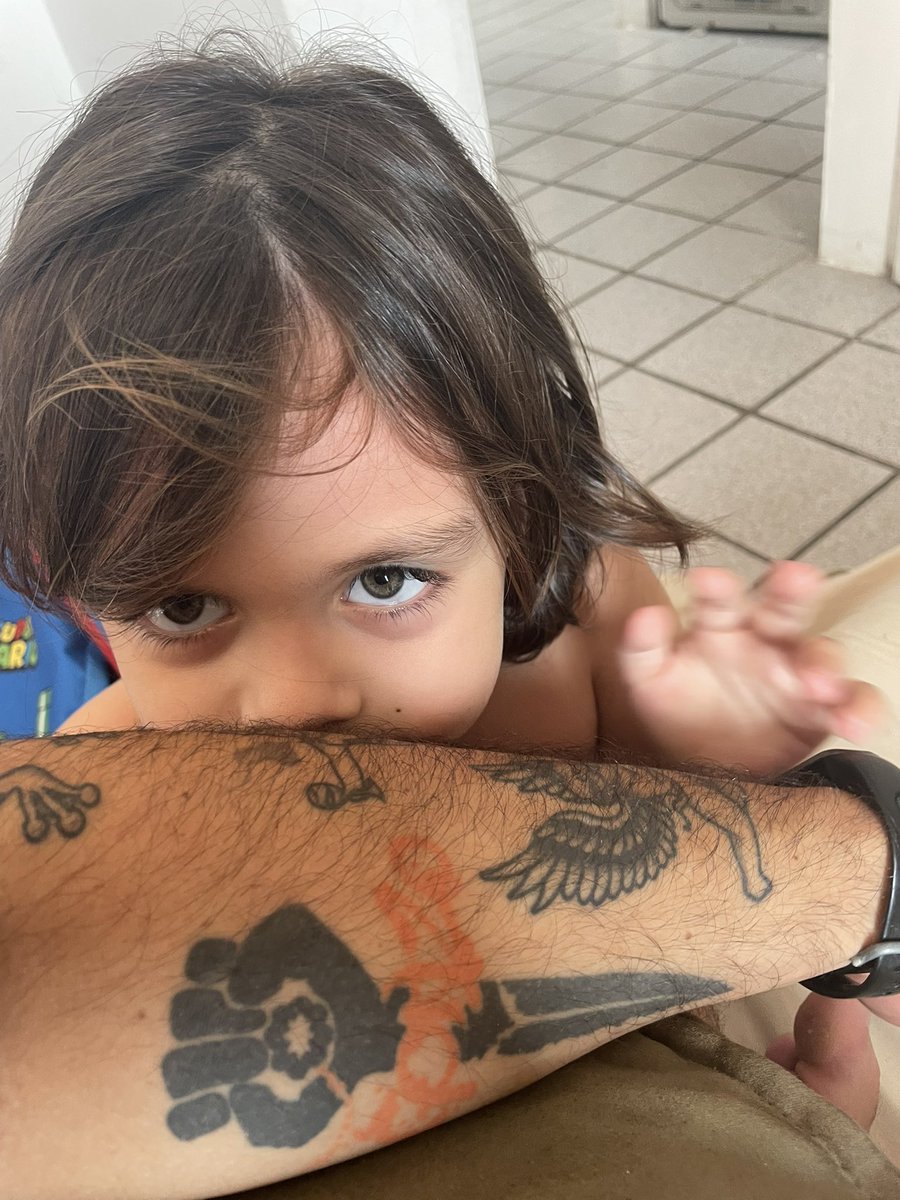 and_re_send's tweet image. antes das coisas chegarem a esse estágio, quando eu nem sonhava medir a baixeza das pessoas, eu fiz uma promessa de que nunca iria abandonar você, filho. e seu pai segue firme nessa e nas outras que a gente fez um ao outro. amo você.