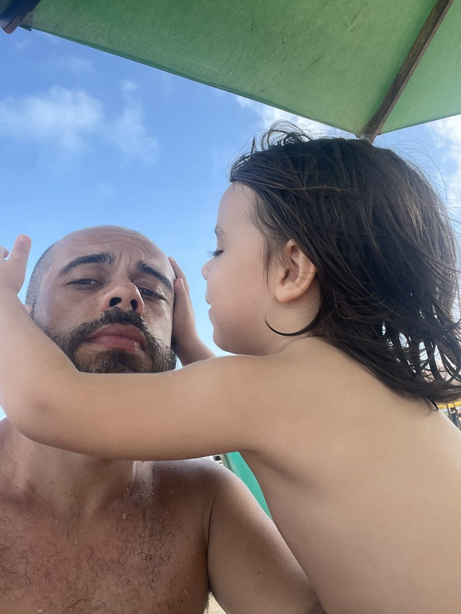 and_re_send's tweet image. antes das coisas chegarem a esse estágio, quando eu nem sonhava medir a baixeza das pessoas, eu fiz uma promessa de que nunca iria abandonar você, filho. e seu pai segue firme nessa e nas outras que a gente fez um ao outro. amo você.