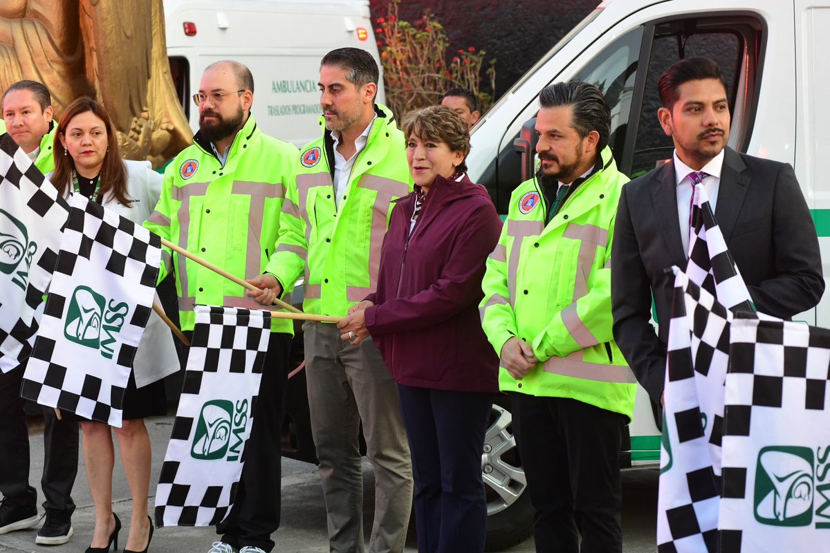delfinagomeza's tweet photo. 🚑 Esta mañana, en #Nezahualcóyotl, dimos el banderazo de salida a 30 ambulancias para 15 municipios del oriente del #EdoMéx. 
En un trabajo conjunto con el @GobiernoMX, mediante @Tu_IMSS, implementamos acciones en favor de la salud y el bienestar de las y los mexiquenses.
💪🚑
#ElPoderDeServir