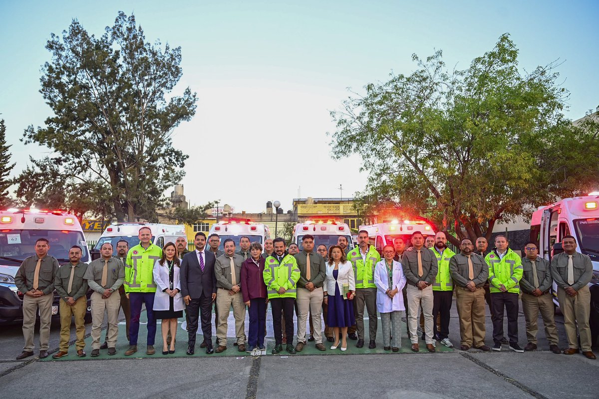delfinagomeza's tweet photo. 🚑 Esta mañana, en #Nezahualcóyotl, dimos el banderazo de salida a 30 ambulancias para 15 municipios del oriente del #EdoMéx. 
En un trabajo conjunto con el @GobiernoMX, mediante @Tu_IMSS, implementamos acciones en favor de la salud y el bienestar de las y los mexiquenses.
💪🚑
#ElPoderDeServir