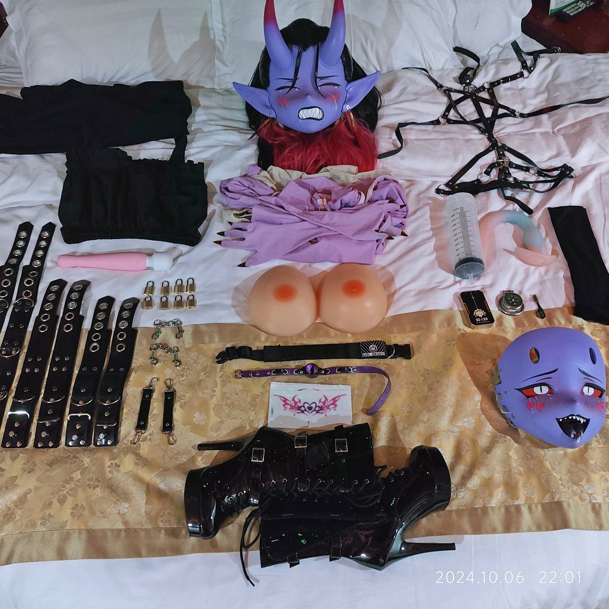 魔王宫殿的地牢里
据说是尘封已久的宝物
看久了觉得很不妙
（有些玩具是摆拍不不知道拿来干什么用的）