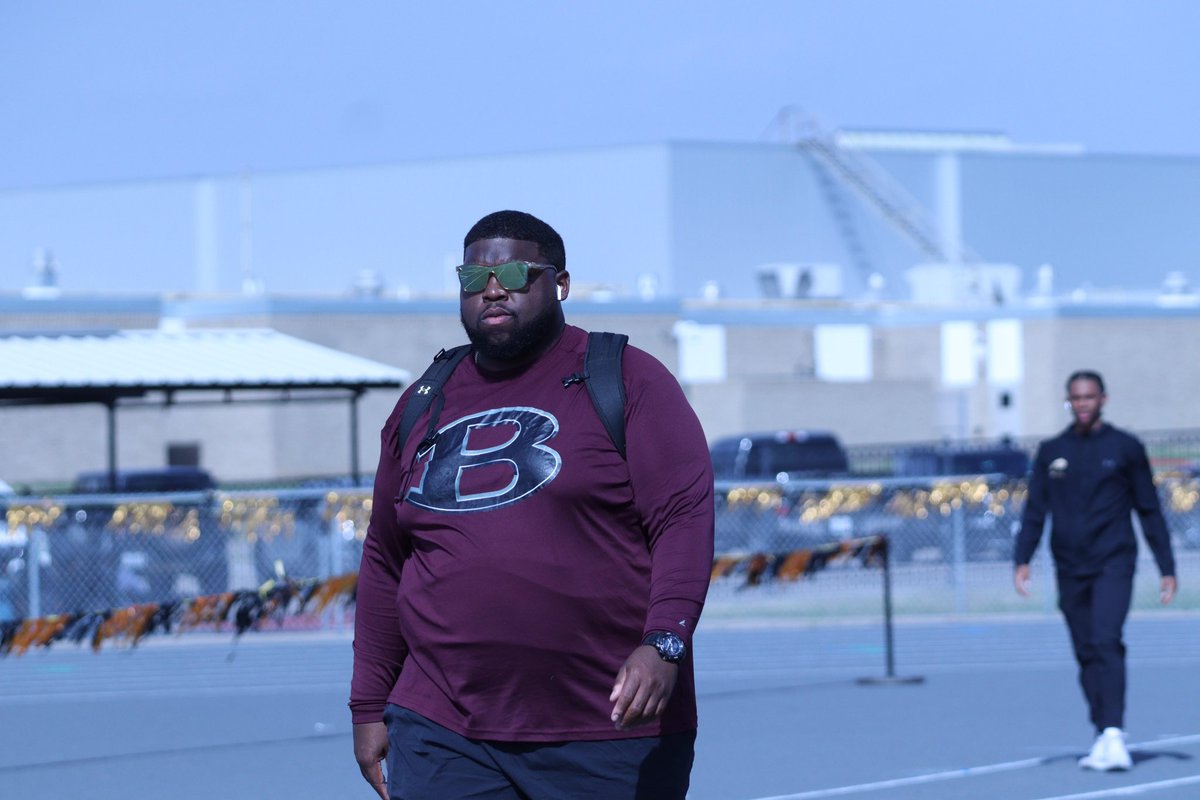 CoachEvans903's tweet image. The BIGGEST Hurdle Coach in the STATE!! 

More room to grow, and we have DISTRICT right around the corner!! 

📍 Del Valle Meet tomorrow afternoon running starts at 5:15pm 

LET’S GOOOO!!!!! #TxMileSplit #TXTrack

#TheBIGGESTTheLARGEST