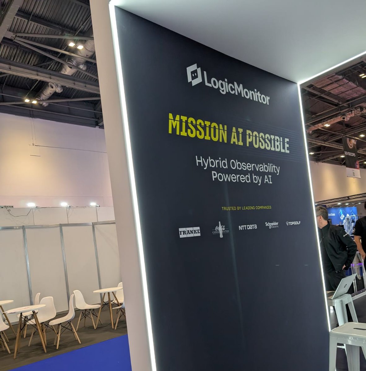 mjs displays 2.0 tweet media