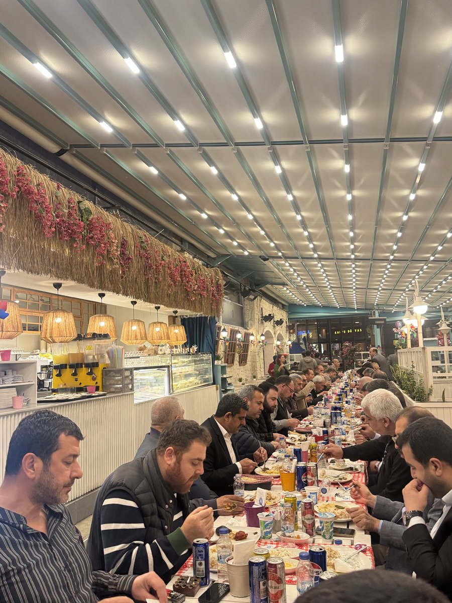 AycinBilal's tweet photo. Bugünkü iftar yemeği programını düzenleyen Mehmet Polat Polat Duvarkagıtları DuvarkagıtlarıŞanlıurfa mütahitler odası ve yönetim kurulu üyeleri ile birlikte katılım sağladık misafir perverliğinden dolayı Mehmet Polat Ve Alaçatı Muhallebicisi çalışanlarına teşekkür ederiz. https://t.co/xkb60NjqY9