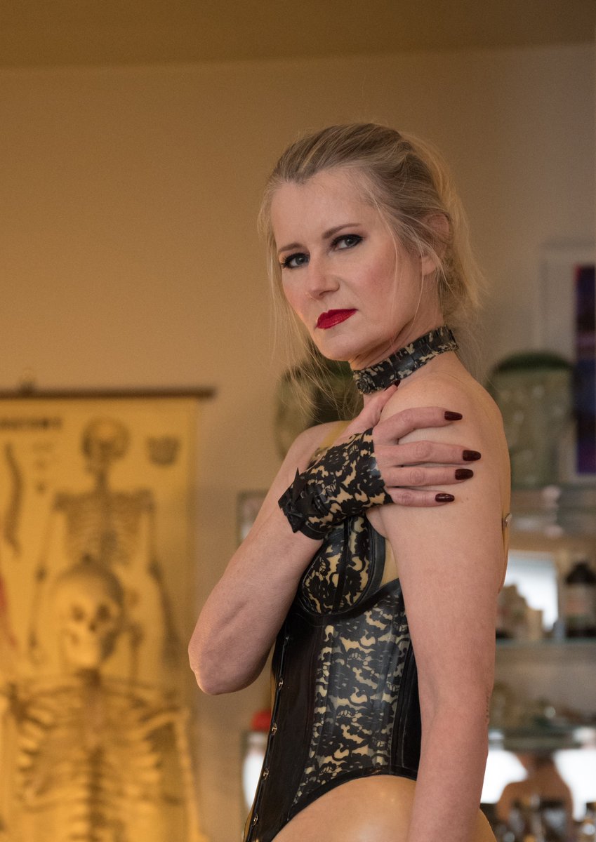 It's such a beautful day!  I thought I'd share a latex photo with you!  #femdom #dominatrix #dcdominatrix