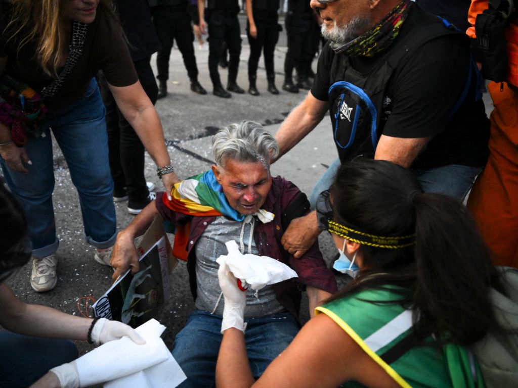 ¿Vamos a normalizar esto? Cada semana, vemos personas de 70, 80 y 90 años a quienes la policía reprime por reclamar por sus derechos. Viven con 343 mil pesos mensuales y exigen mejores condiciones de vida. ¿Quién puede vivir con esa suma? NADIE, incluidos el presidente y la