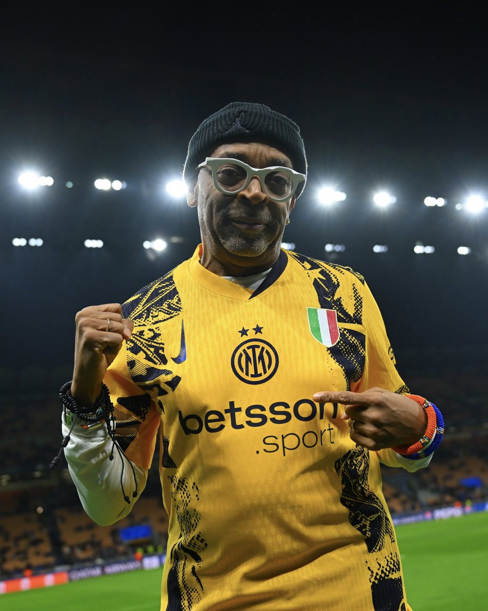 Danieldsntiago's tweet photo. RT @TeamYouFirst: Spike Lee brings a touch of Hollywood to the Champions League at Giuseppe Meazza! 🎬⚽ https://t.co/l428RdOwDC