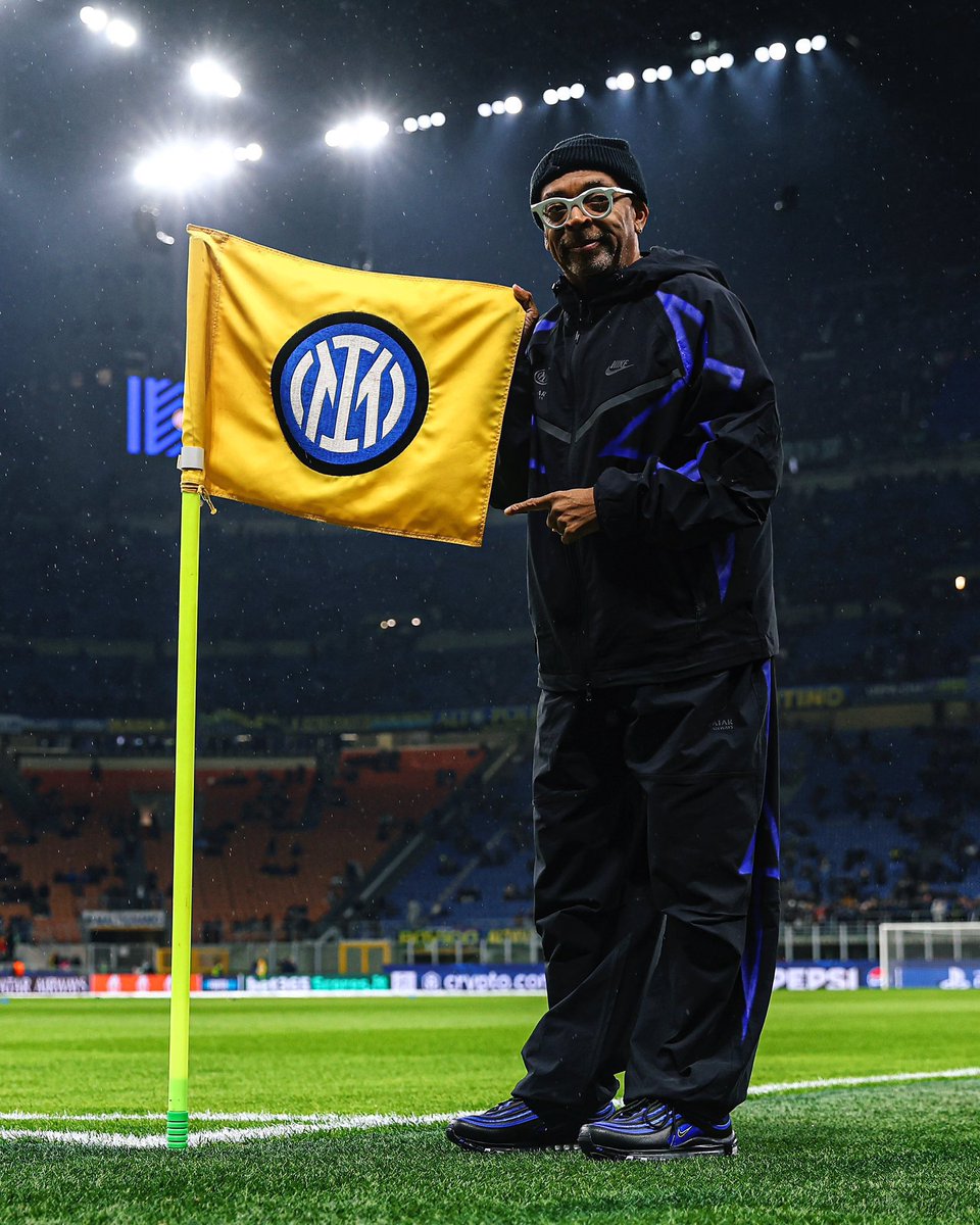 Danieldsntiago's tweet photo. RT @TeamYouFirst: Spike Lee brings a touch of Hollywood to the Champions League at Giuseppe Meazza! 🎬⚽ https://t.co/l428RdOwDC