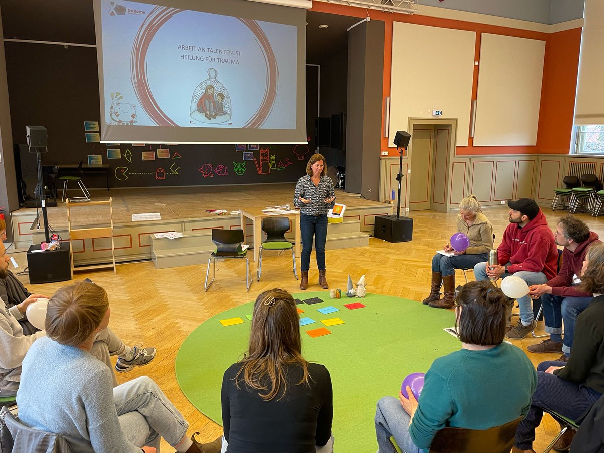 Vandaag heeft Vivienne <a href="/vspaargaren/">Vivienne</a> een workshop gegeven over trauma en hechting aan onze Duitse collega's in Berlijn. Talentgedreven onderwijs in praktijk. Mogelijk gemaakt door <a href="/EUErasmusPlus/">Erasmus+</a> <a href="/xpect013/">Xpect013</a>