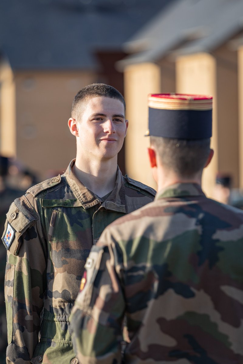 FierEtVaillant's tweet image. CEREMONIE • Jeudi 06 mars, face au monument aux morts, après 9 semaines de formation initiale, les soldats du lieutenant Brice ont enfin reçu leurs képis !
Un symbole marquant leur engagement et le début de leur vie militaire.
#fieretvaillant  #9ebima
@armeedeterre @ArmeesNoA