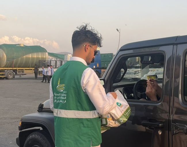 صور من تنفيذ  #جمعية_مستودع_المدينة_المنورة_الخيري فرع محافظة #وادي_الفرع مشروع #إفطار_صائم للوجبات الباردة في محطة ساسكو على طريق الهجرة السريع .

12-09-1446