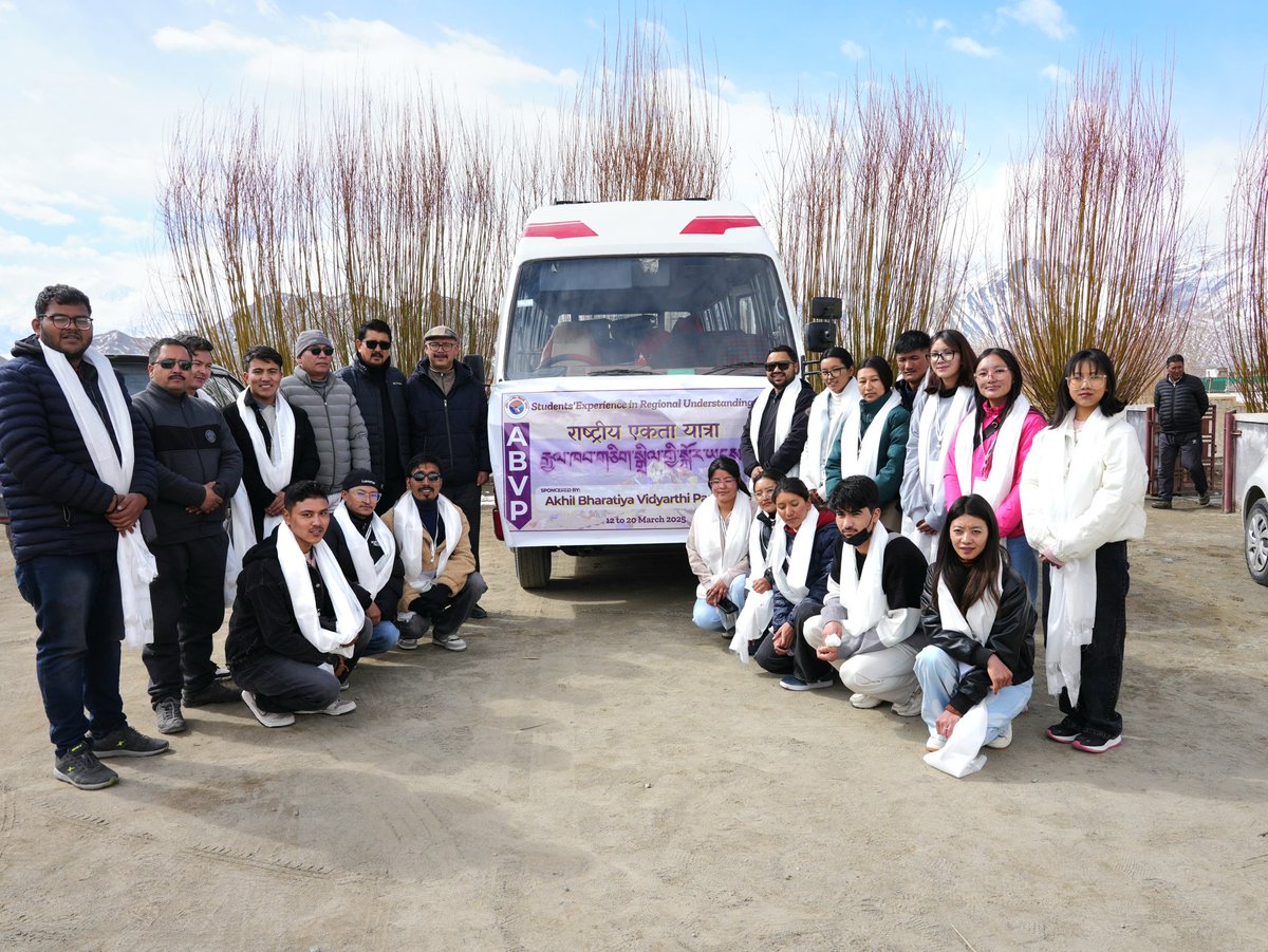 अलग भाषा अलग वेश, फिर भी अपना एक देश!

अभाविप द्वारा आयोजित की जा रही 'राष्ट्रीय एकता यात्रा' का लद्दाख ऑटोनोमस हिल डेवलपमेंट कॉउन्सिल (LAHDC) के अध्यक्ष अधिवक्ता ताशी गयालसन द्वारा हरी झंडी दिखाकर प्रस्थान किया गया। इस अवसर पर सोवा रिग्पा के निदेशक डॉ श. पदमा गुरमीत भी उपस्थित