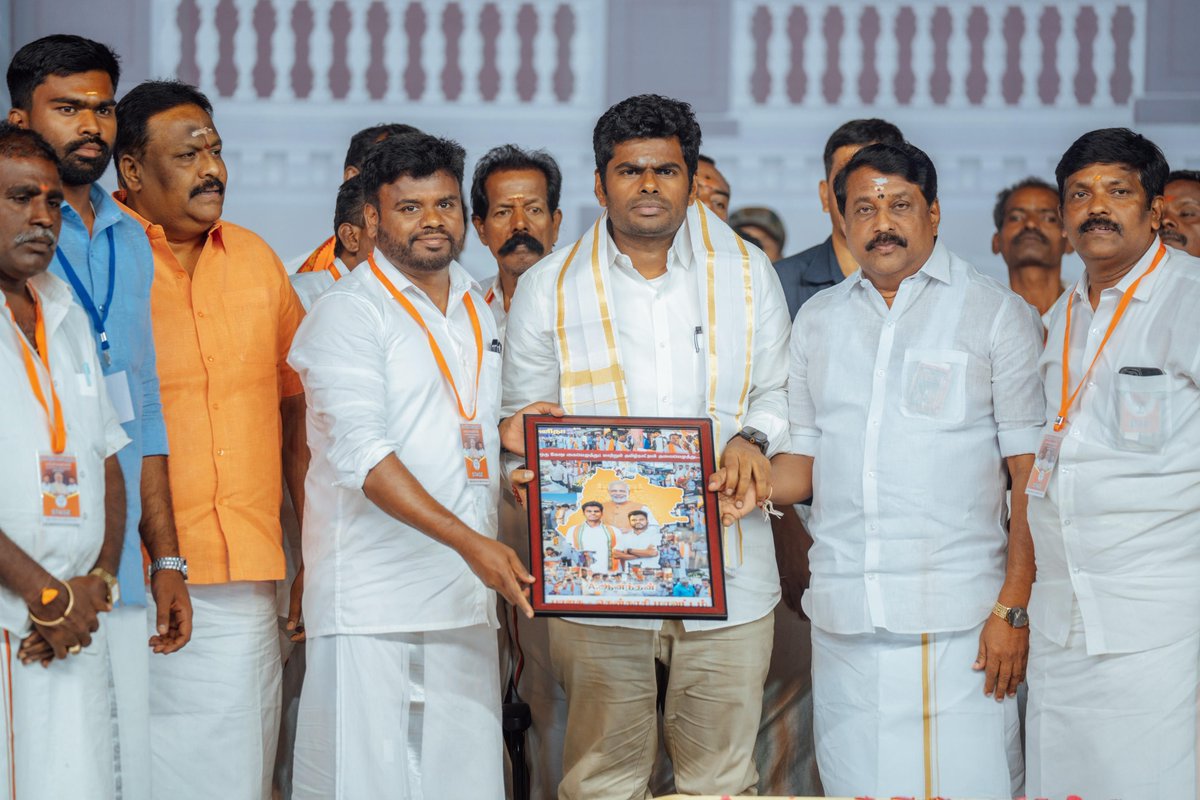annamalai_k's tweet photo. இன்றைய தினம், தென்காசி மாவட்ட @BJP4Tamilnadu சார்பாக நடைபெற்ற மாபெரும் பொதுக்கூட்டத்தில், பெரும் திரளாகக் கூடி, பேரன்பினை வெளிப்படுத்திய மக்கள் மத்தியில் பேசும் வாய்ப்பு கிடைத்தது மகிழ்ச்சி. கூட்டத்தில், @BJP4Tamilnadu மாநிலத் துணைத் தலைவரும், சட்டமன்றக் குழுத்தலைவருமான அண்ணன் திரு @NainarBJP அவர்கள், மாநிலப் பொதுச்செயலாளர் திரு @ponbalabjp, கூட்டத்தினை வெகுசிறப்பாக ஏற்பாடு செய்திருந்த, தென்காசி மாவட்டத் தலைவர் திரு @AnanthAyyasamy உள்ளிட்ட மாநில, மாவட்ட நிர்வாகிகள் அனைவரும் வெகுசிறப்பாக உரையாற்றினர். (1/6)
