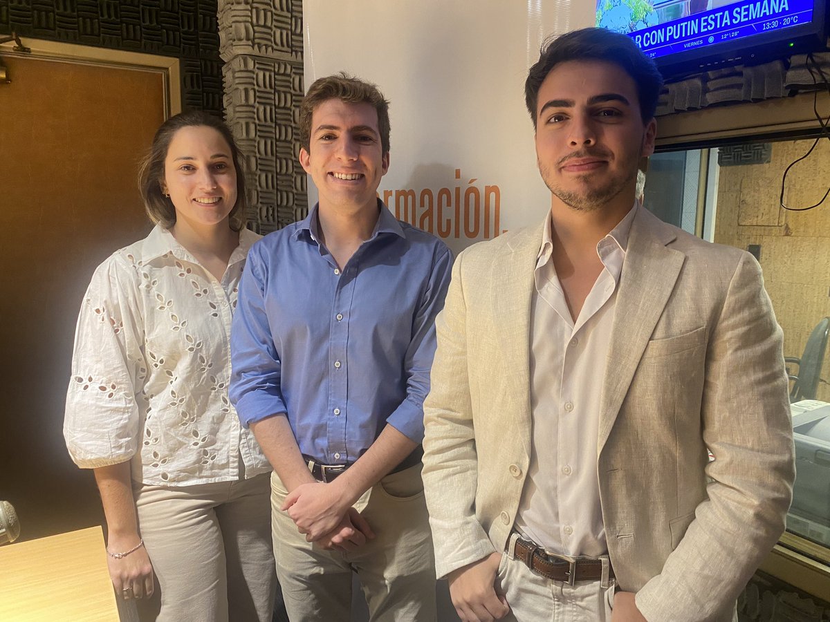 AHORA | Recibimos al equipo de CERES, ganador del Premio Nacional de Economía, en #InformativoSarandí: Camila Pazos, Nicolás Vidal y Juan Andrés Sainz. 

sarandi690.com.uy/envivo/