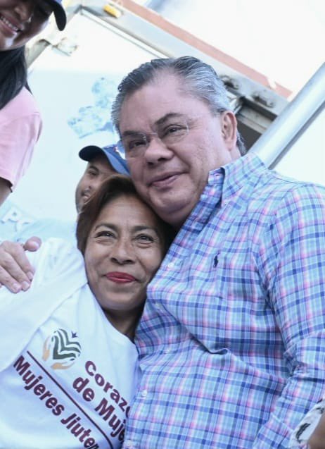 No puede haber un representante popular que no sea popular, que no esté en las colonias y no esté apoyando a la gente.

Esta mañana acercamos 220 paquetes del programa de apoyo alimentario a habitantes de la colonia Tlalhuapan de #Jiutepec. 

Buen miércoles!!!