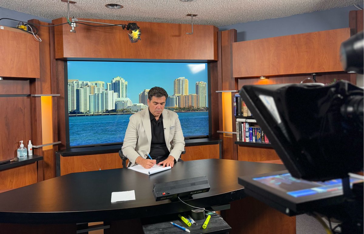 Back with FOX Noticias discussing President Trump's meeting with industry CEOs, and Tesla's appearance at the White House.