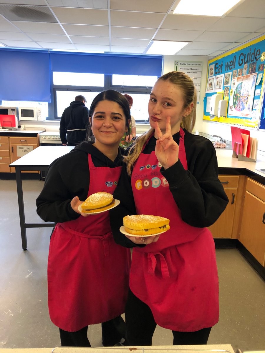 S2 smashing the Victoria sponge #SkillBuilding 
Chef of day - Nash 👨‍🍳