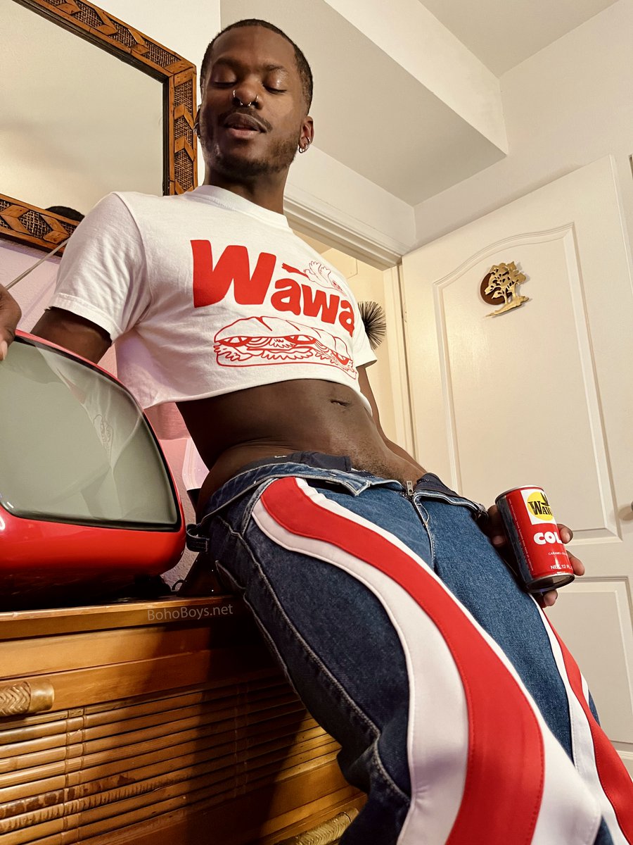 Make sure you antennas are working.
Wev'e got some big news, stay tuned 📺😉 
📸: <a href="/boho_boys/">BohoBoys on 🦋</a>