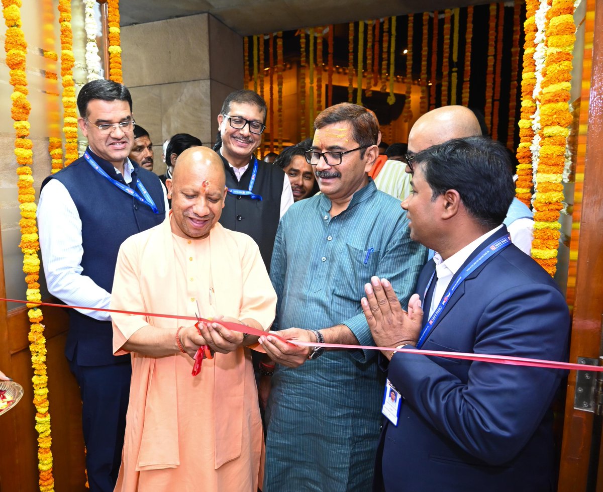CMOfficeUP's tweet photo. #UPCM @myogiadityanath ने आज वाराणसी स्थित श्री काशी विश्वनाथ मंदिर परिसर में HDFC Bank की शाखा का उद्घाटन किया।

@HDFC_Bank https://t.co/zB9TvfvAps