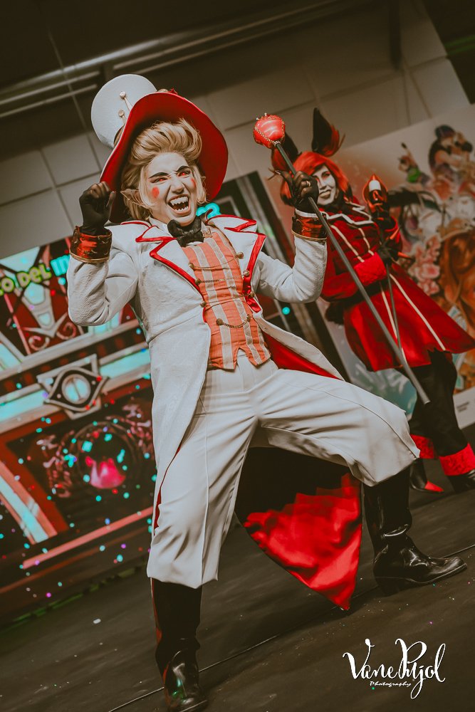 Check these photos from last week, I can't really believe it's us there 🥹🙏 

Photographer: <a href="/VanePujol/">VanePujol - COMETCON</a> 
Alastor: <a href="/paprika_moony/">Lele🍂🍂 TOY AGOTÁ</a> 
Lucifer: me 😈

#hazbinhotel #hazbinhotelcosplay #LuciferMorningstar #lucifercosplay #alastor #alastorcosplay #radioapple #radioapplecosplay
