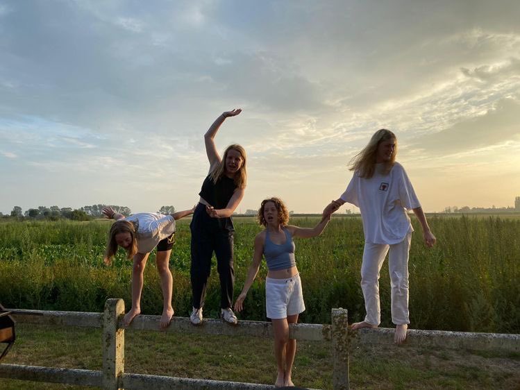 Çerezlik bir yaz kurgusu yazmaya başladım, bölüm biriktiriyorum şu anda en kısa zamanda paylaşmak istiyorum. şimdilik şöyle dursun belki ilginizi çeker🫶🏼

Aşık Değilim Olabilirim🫀☀️