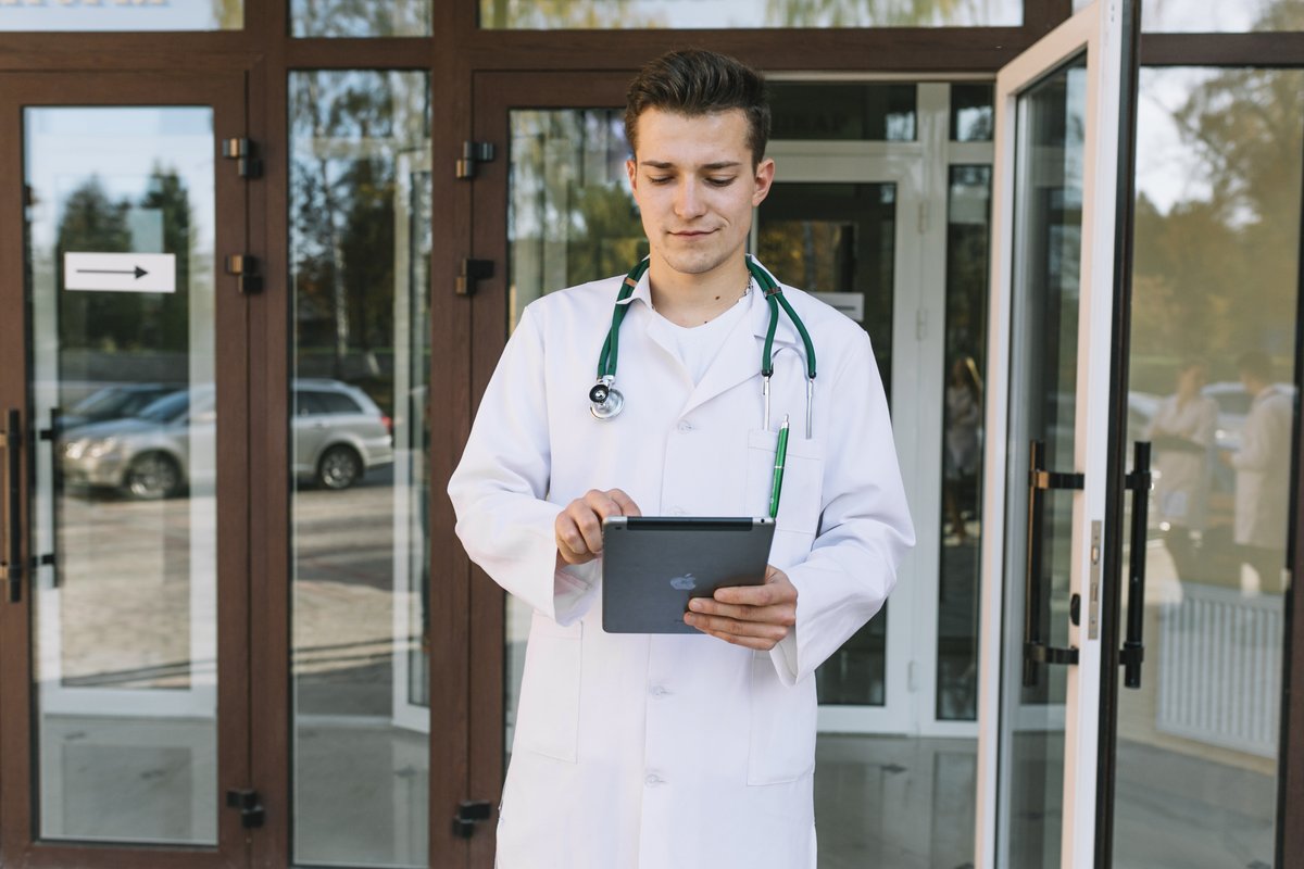 🌞 Weekly Wellness Tip: 
As spring arrives, ER docs need sunlight too! Even 5 mins can reset your day.
Try: Step outside during handoffs, take a call in the ambulance bay, or dictate by a window.
Your patients benefit when you've had your moment of fresh air.