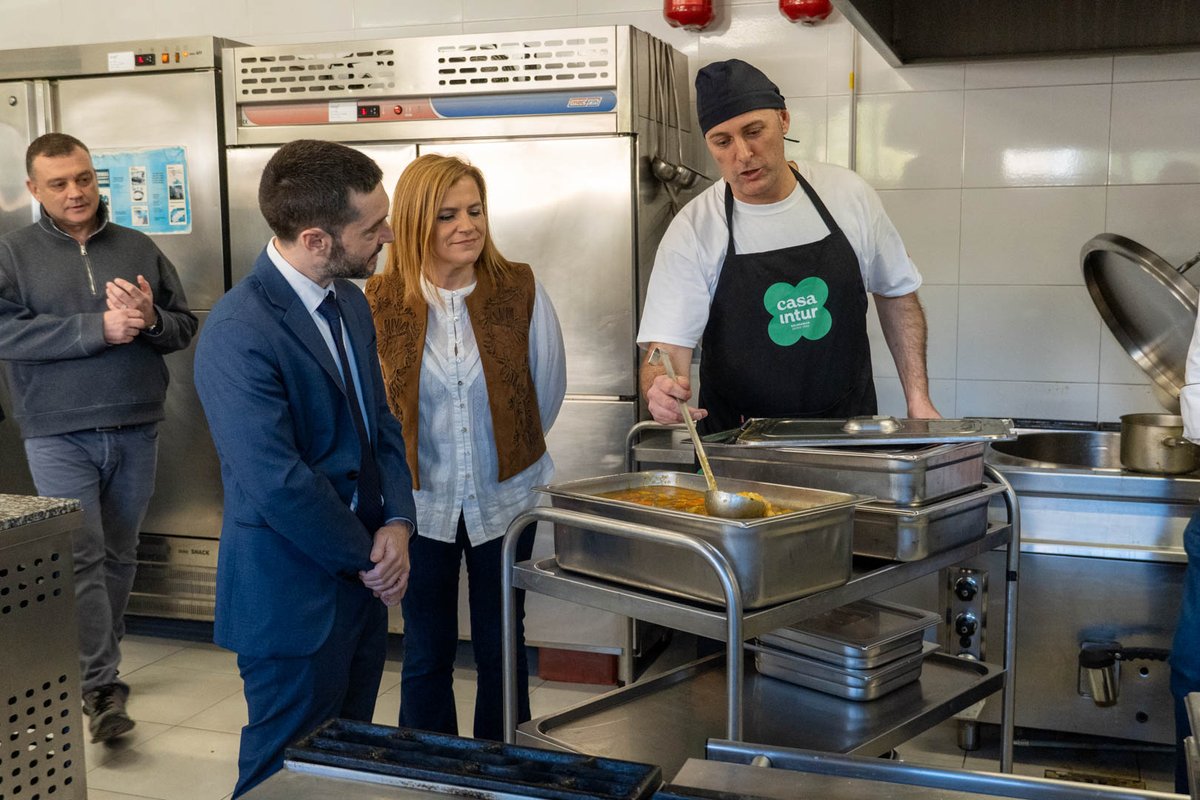 AgroNewsCV's tweet photo. El ministro @pbustinduy visita València para conocer el programa Horta Cuina de @ONGD_CERAI que promueve una alimentación de proximidad en comedores escolares

https://t.co/F0E4zO7nFg https://t.co/fbZQNxDDTn