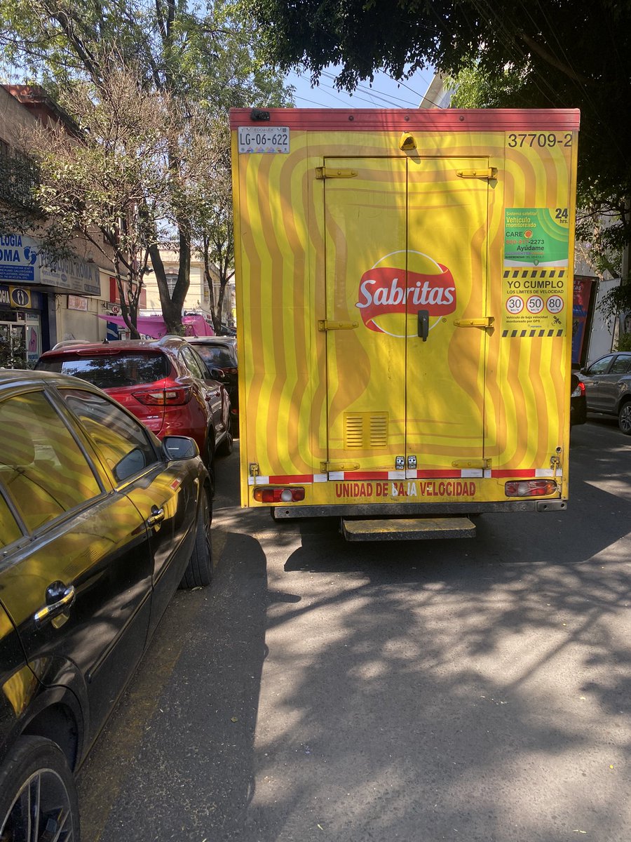 patymarod's tweet photo. @Papas_Sabritas tu camión estacionado en segunda fila, por segunda vez obstruyéndome la salida. Cumplan las normas cívicas y viales, por favor! https://t.co/0m6E5yKNcr