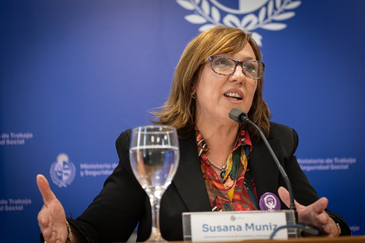 midesuy's tweet photo. Con la participación de @gonzacivila, @SuMuniz10, el ministro Juan Castillo y la directora nacional de Trabajo, Marcela Barrios, se firmó un convenio entre @midesuy  y @MTSSuy que promueve la incorporación de los  cuidados con enfoque de corresponsabilidad en el mundo del trabajo https://t.co/tdMiZZ9Iqb