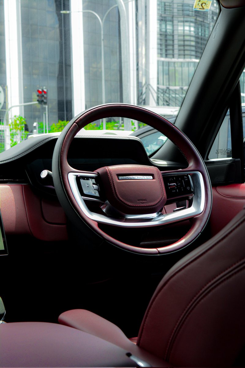 amirdankereta's tweet photo. Ini dia, kereta menghampiri RM 2 JUTA!

Nampak kereta ni atas jalan, elakkanlah dari mencium kereta ni, takut insurance tak cover bro.

Range Rover AUTOBIOGRAPHY. Kereta ni mahal sbb apa?
- brand
- engine besar
- interior premium
- control panel touch screen at backseat https://t.co/XhLNpRc7Fz