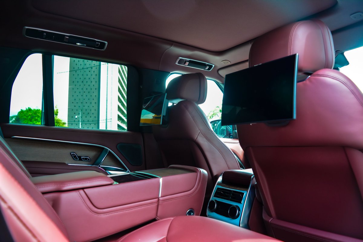 amirdankereta's tweet photo. Ini dia, kereta menghampiri RM 2 JUTA!

Nampak kereta ni atas jalan, elakkanlah dari mencium kereta ni, takut insurance tak cover bro.

Range Rover AUTOBIOGRAPHY. Kereta ni mahal sbb apa?
- brand
- engine besar
- interior premium
- control panel touch screen at backseat https://t.co/XhLNpRc7Fz