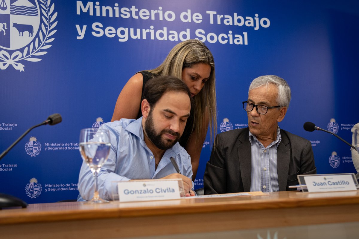 midesuy's tweet photo. Con la participación de @gonzacivila, @SuMuniz10, el ministro Juan Castillo y la directora nacional de Trabajo, Marcela Barrios, se firmó un convenio entre @midesuy  y @MTSSuy que promueve la incorporación de los  cuidados con enfoque de corresponsabilidad en el mundo del trabajo https://t.co/tdMiZZ9Iqb