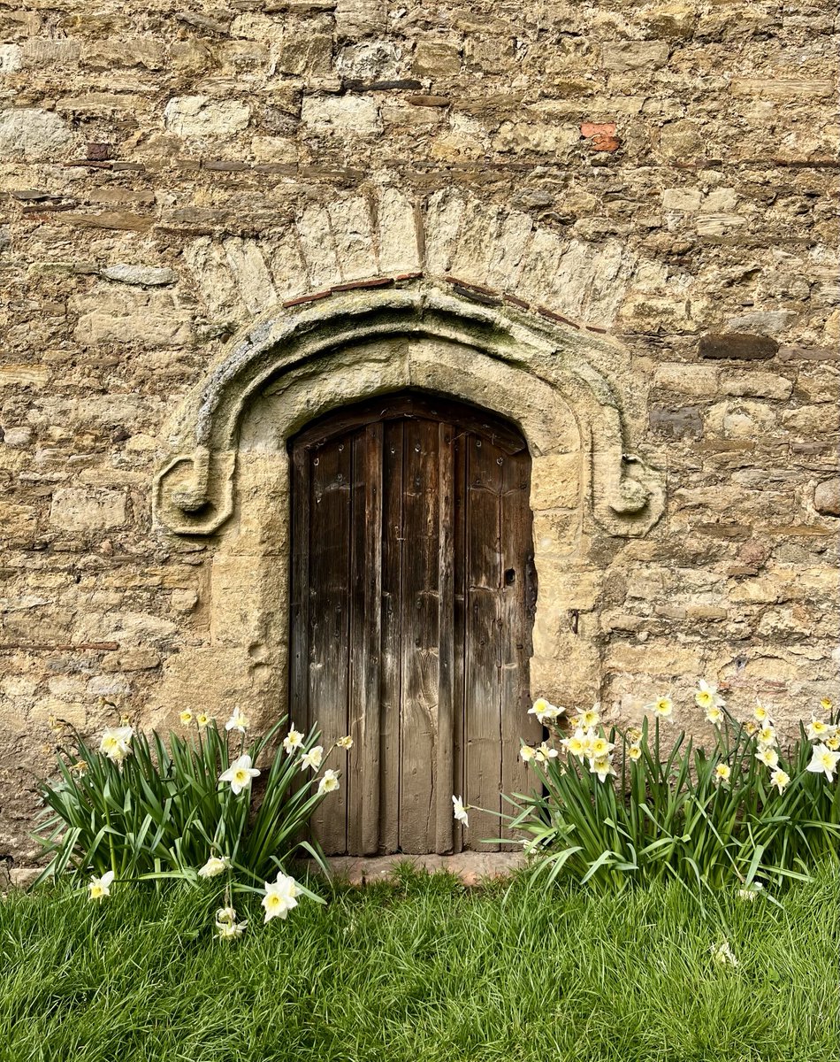 katephillips29's tweet image. A gorgeous little doorway into the fantastic 16th century dovecote at Willington, Bedfordshire 😍