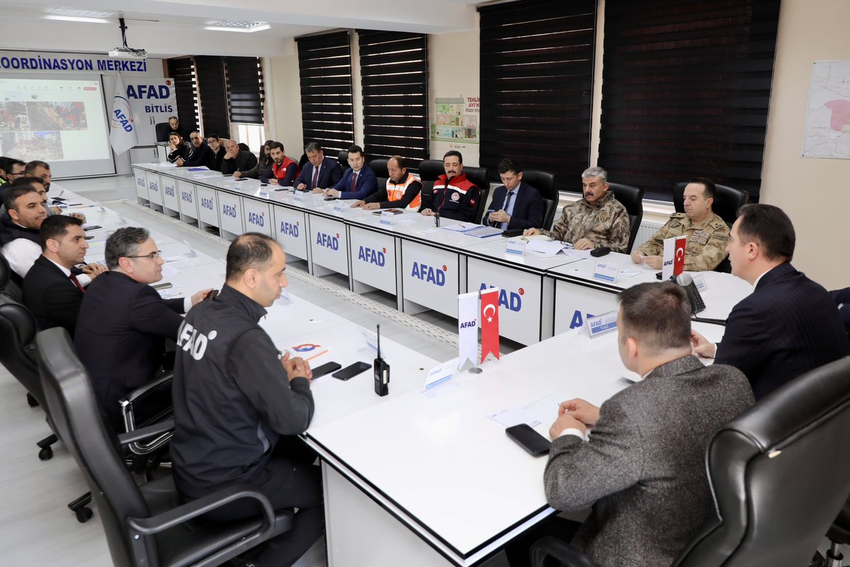 Bitlis’te Gerçeğini Aratmayan Deprem Tatbikatı Yapıldı‼️⚠️🔔

📌Valimiz Sayın <a href="/ahmetkarakaya37/">Ahmet Karakaya</a>, Türkiye Afet Müdahale Planı (TAMP) kapsamında merkez üssü Bitlis olan 6,2 büyüklüğündeki deprem senaryosu üzerinden gerçekleştirilen masabaşı ve saha deprem tatbikatına katıldı.🚨