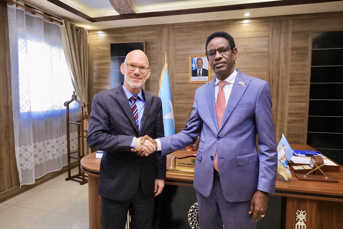 In #Mogadishu today, Acting <a href="/UN/">United Nations</a> Special Representative James Swan met with <a href="/MoIS_FGS/">Ministry Of Internal Security 🇸🇴</a>'s Minister @SenFartaag - they discussed key matters related to #Somalia's security and how the #UN can best support the Federal Government of Somalia's (#FGS) efforts in this regard.