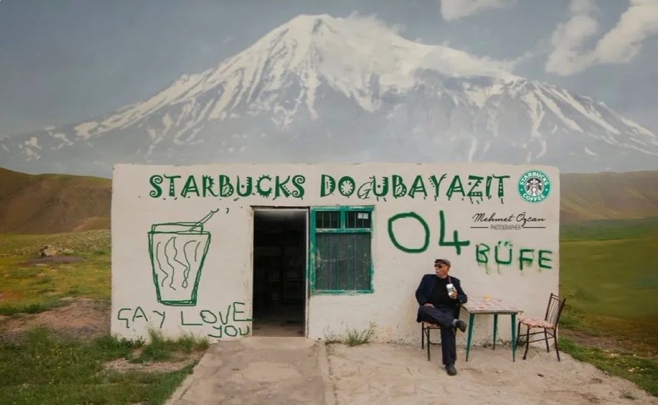 Bazı kelimeler, toplumlarının serüvenini anlatır. Tıpkı kahve gibi.

Arapçadan aldığımız kahveyi (kahva) İtalyanca üzerinden Avrupa’ya taşımışız. Fakat aynı kelime 300 yıl sonra kafe olarak geri dönmüştür.

Böylece yüzlerce yıl oturup kahve içtiğimiz yerler kafelere dönüşmüştür.