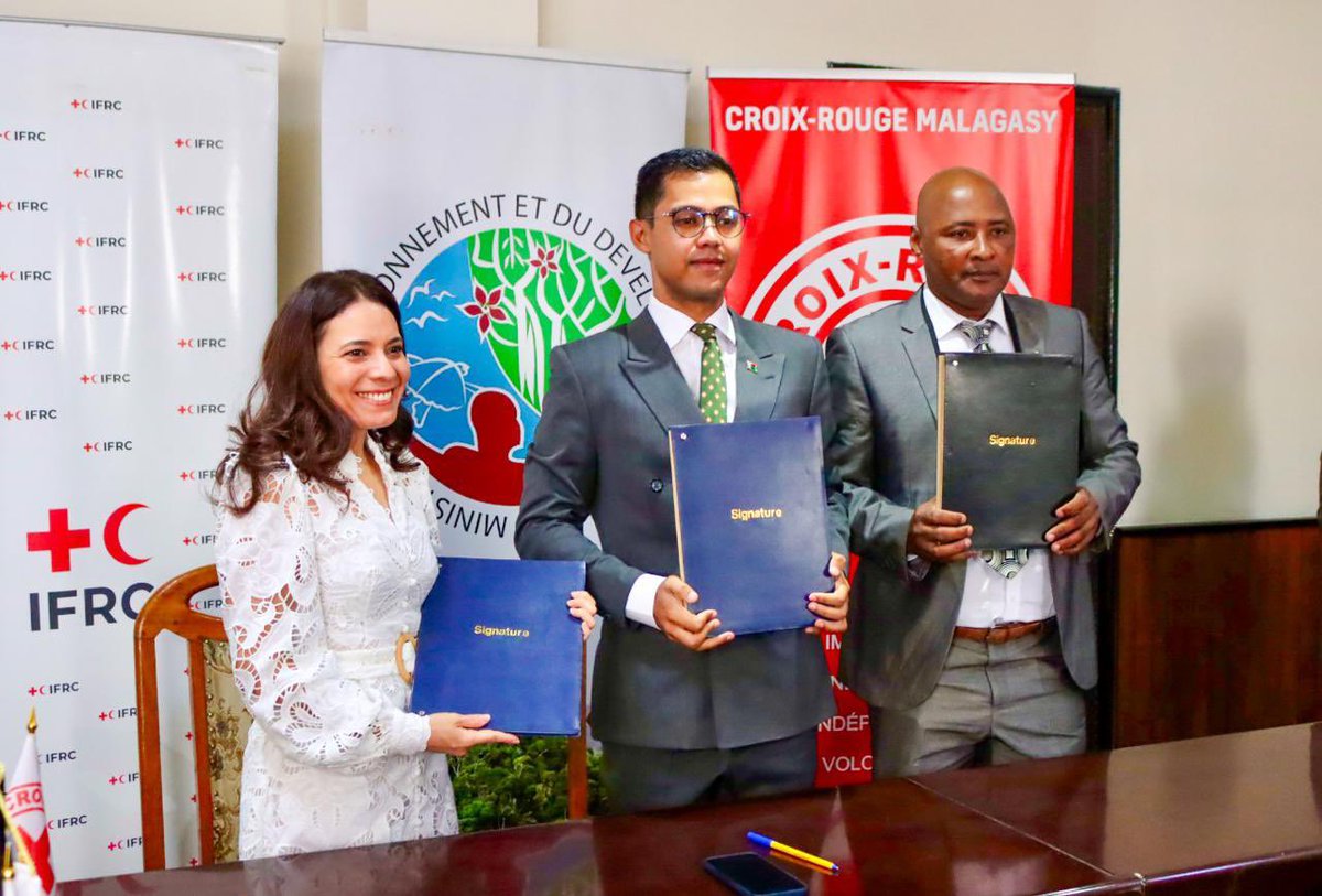 María Martínez (@mariamercedes_m) on Twitter photo Today marks a significant moment for climate action in #Madagascar ! <a href="/MeddMadagascar/">Ministère de l'Environnement Développement Durable</a>, <a href="/IFRCAfrica/">IFRC Africa</a> & <a href="/MadaRedCross/">Malagasy Red Cross</a> formalized a 5-year partnership, aligning with the national adaptation plan to integrate disaster risk management in climate resilience. Today marks a significant moment for climate action in #Madagascar ! <a href="/MeddMadagascar/">Ministère de l'Environnement Développement Durable</a>, <a href="/IFRCAfrica/">IFRC Africa</a> & <a href="/MadaRedCross/">Malagasy Red Cross</a> formalized a 5-year partnership, aligning with the national adaptation plan to integrate disaster risk management in climate resilience.