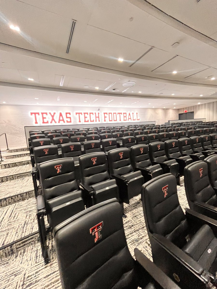 Having a great time on my visit to TTU <a href="/JoeyMcGuireTTU/">Joey McGuire 🌵</a> #GunsUp!!