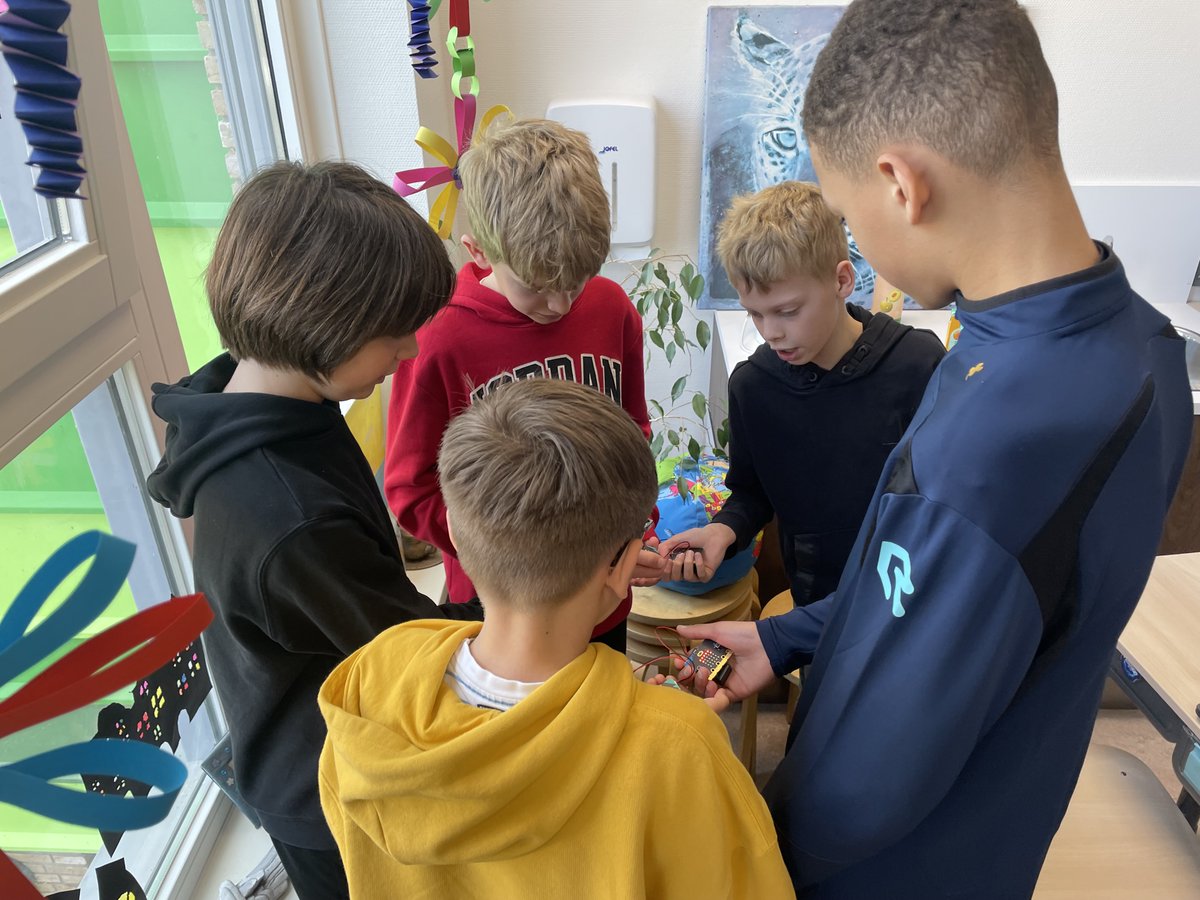 Gastlessen van het vak Media, Vormgeving en ICT (MVI) op obs 'de Groeiplaneet' in Krimpen aan den IJssel. Programmeren met de Micro:bit