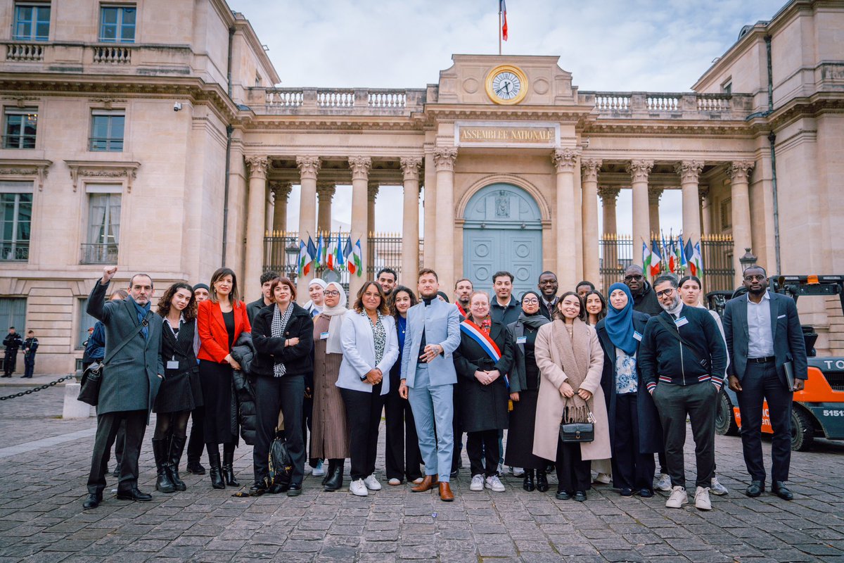 Malgré l’acharnement médiatique des Bolloré TV et les intimidations de l’extrême-droite jusque dans la salle de l’Assemblée, nous avons bien pu tenir cette table ronde sur l’islamophobie.

L’antiracisme jusqu’à l’Assemblée ↙️↙️↙️