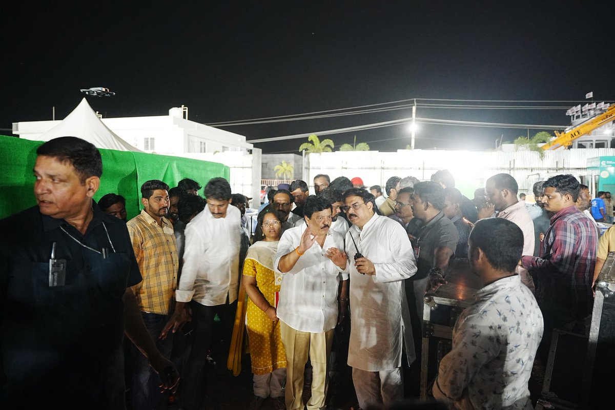 kanduladurgesh's tweet photo. రాష్ట్ర ఉపముఖ్యమంత్రి వర్యులు మరియు జనసేన పార్టీ అధ్యక్షులు శ్రీ పవన్ కళ్యాణ్ గారు ఈ నెల 14వ తేదీన పిఠాపురం, చిత్రాడ గ్రామంలో జరగబోయే జనసేన పార్టీ 12వ ఆవిర్భావ దినోత్సవానికి "జయకేతనం" అని నామకరణం చేసారు. ఈ సందర్భంగా సభా ప్రాంగణంలో రాష్ట్ర పౌరసరఫరాల శాఖా మంత్రి వర్యులు మరియు జనసేన పార్టీ పీఏసీ ఛైర్మెన్ శ్రీ నాద���ండ్ల మనోహర్ గారు అలాగే పార్టీ ఎమ్మెల్యేలు, ఎంపీలు, నాయకులు, కార్యకర్తలు, వీర మహిళలు మరియు ఆవిర్భావ సభ కమిటీ సభ్యులతో కలిసి "జయకేతనం" పోస్టర్ ఆవిష్కరించడం జరిగింది. అనంతరం సభా ప్రాంగణంలోని ఏర్పాట్లను పరిశీలించడం జరిగింది.

@PawanKalyan @JanaSenaParty @JSPShatagniTeam @mnadendla 

#JanaSenaFormationDay 
#JanasenaParty 
#JayaKethanam 
#PawanKalyan
#Pithapuram